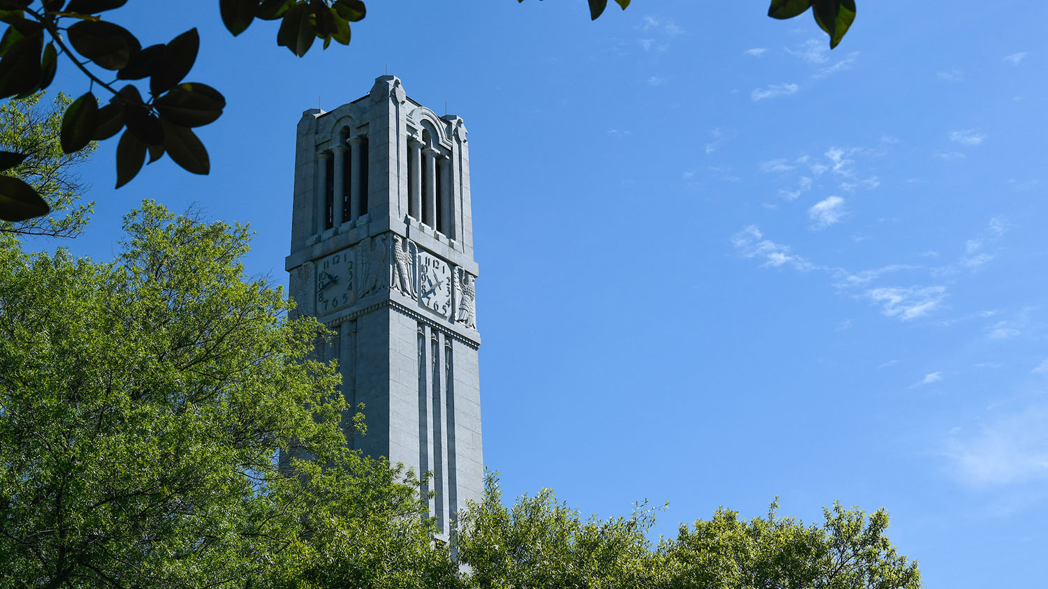 NC状态Belltower，陷入晴朗的天空。