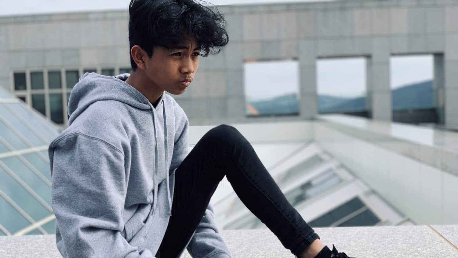 中学男孩独自坐着