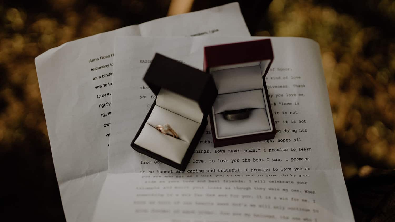 结婚戒指在书面文件的顶部