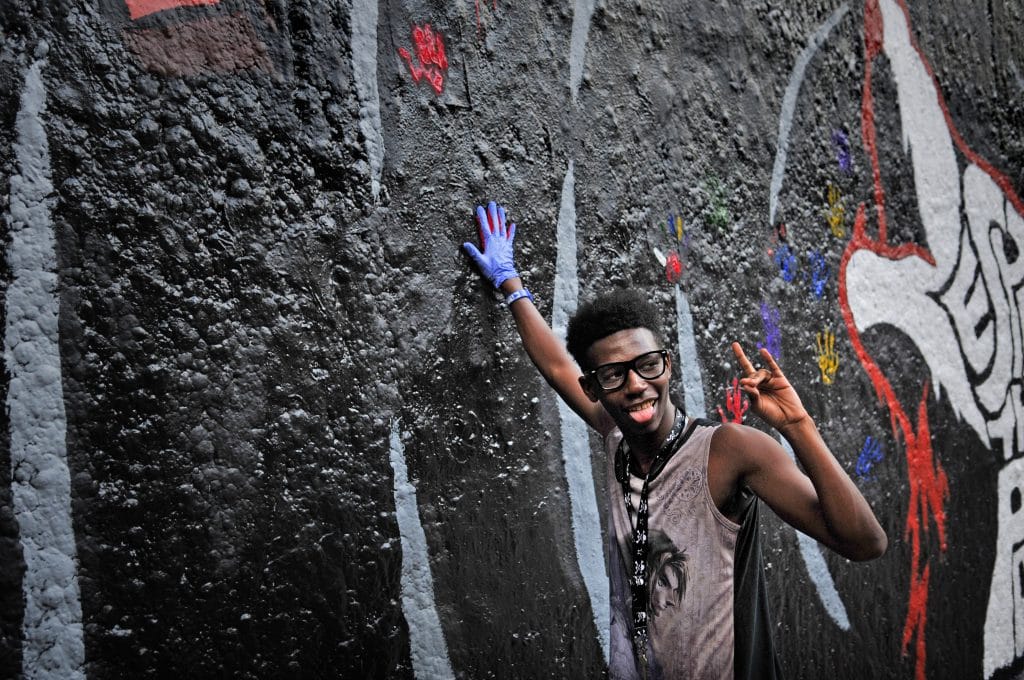 在“尊重狼群”活动上，一个年轻人在墙上画了一个手印。