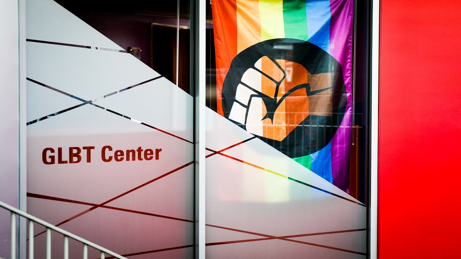 GLBT中心的入口处装饰着一面彩虹旗