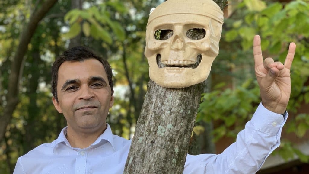 Lokendra Pal在树林里摆在树林里，用木材的蛋白质样品样品造成样品，它已经成了一个骷髅面具并在一棵小树上挂着。
