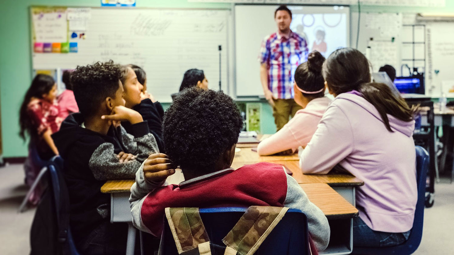 中学生的多元文化混合听在课堂上老师。