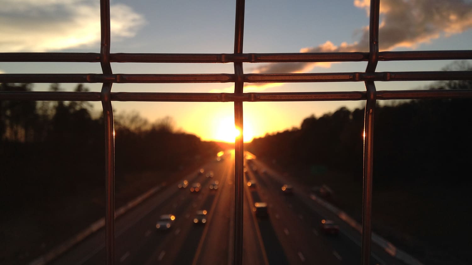 北卡罗莱纳州达勒姆的美国烟草小径I-40行人桥上的日落