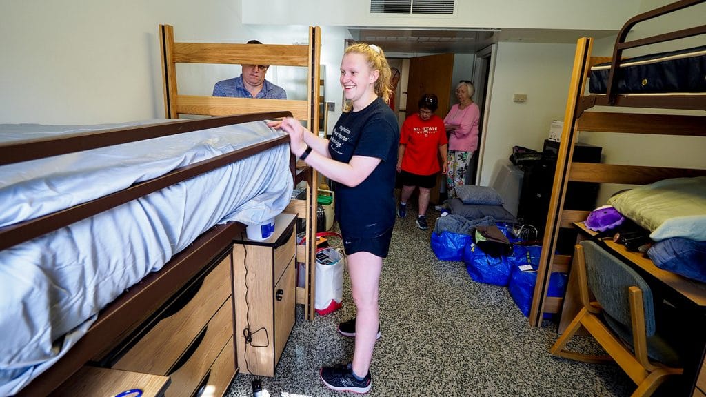 在夏天开始时，学生在她的家人的帮助下搬进她的双人入住宿舍。