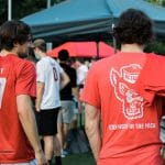 身穿红衫的学生们走过RecFest。