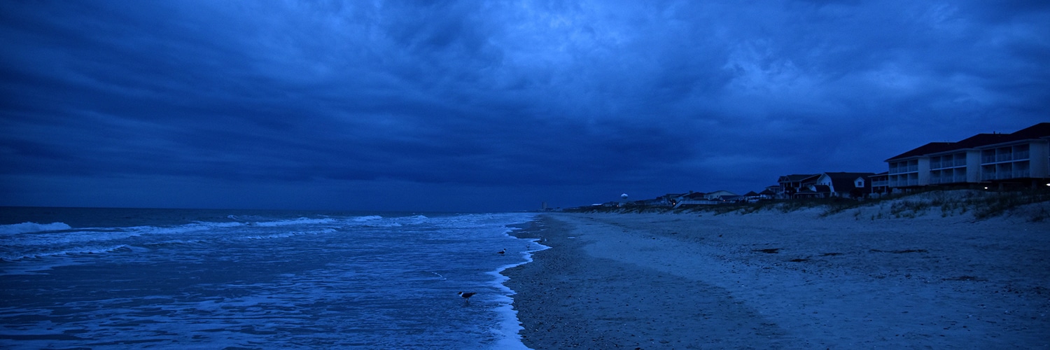 黎明时，风暴云卷过大洋岛。