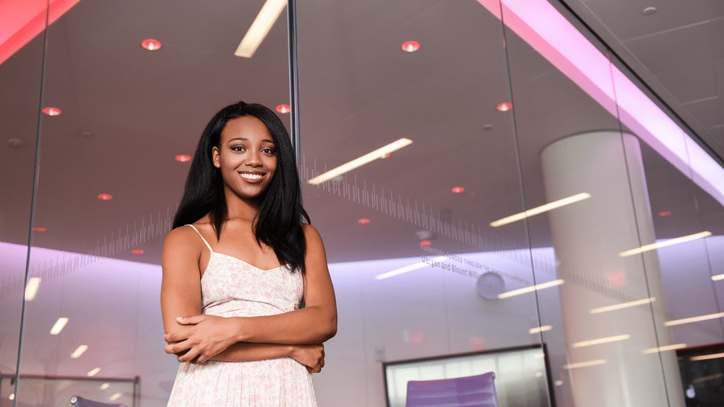 学生Dani Coan站在亨特图书馆。