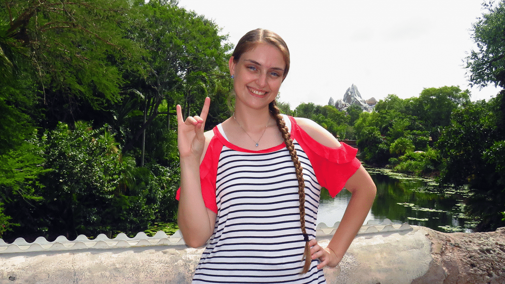 亚历克斯·托比在奥兰多的迪士尼世界拍照。