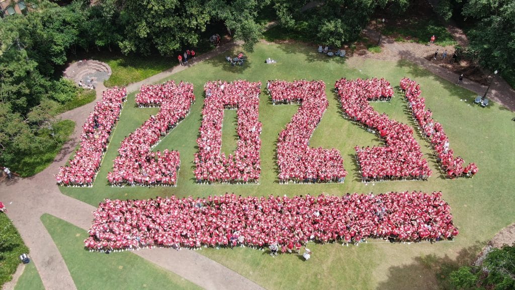 北卡罗莱纳州法院的一张2025级学生的航拍照片形成了“2025”的形状。