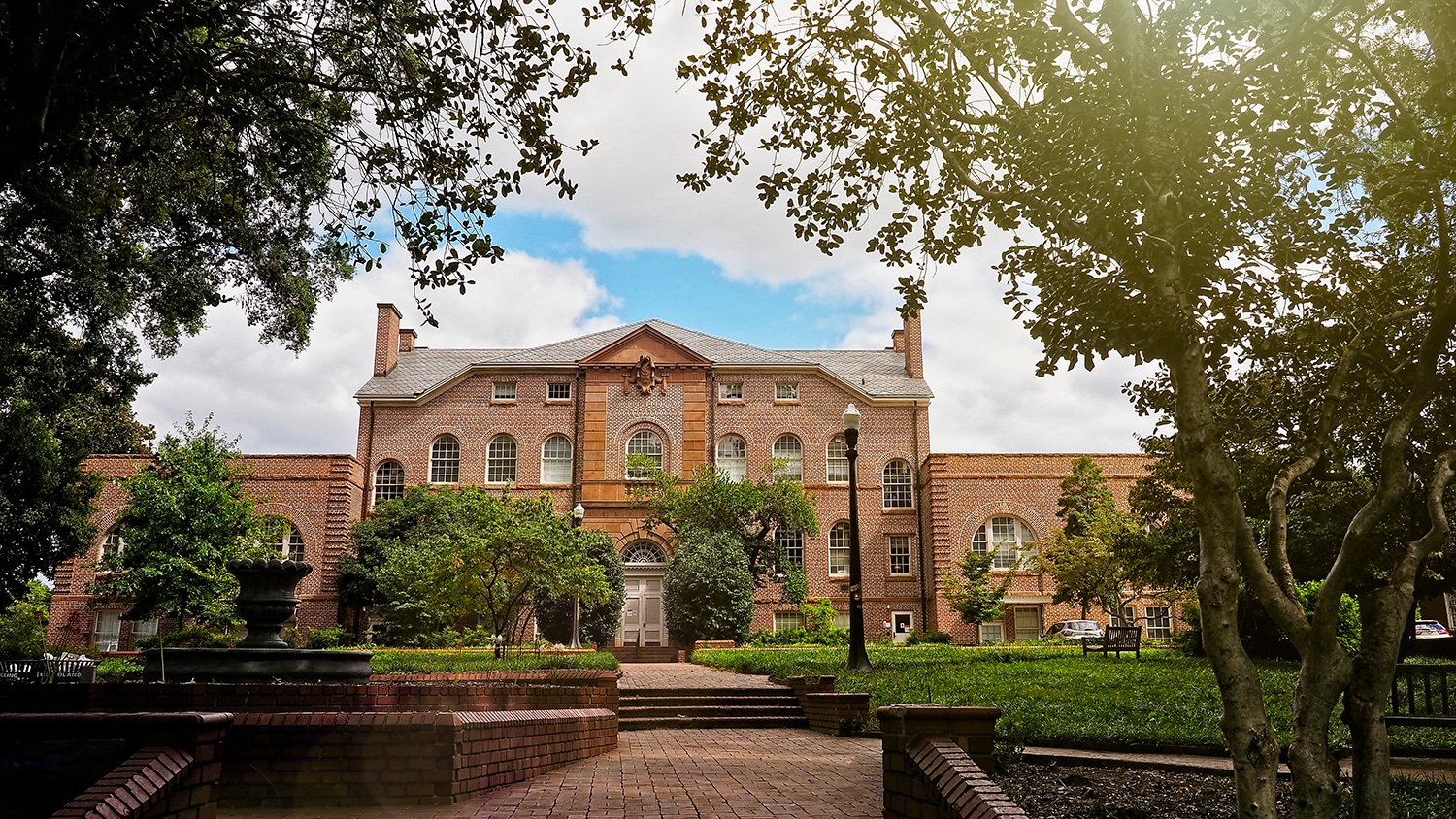 阳光明媚的日子里，荷拉迪音乐厅的景色。