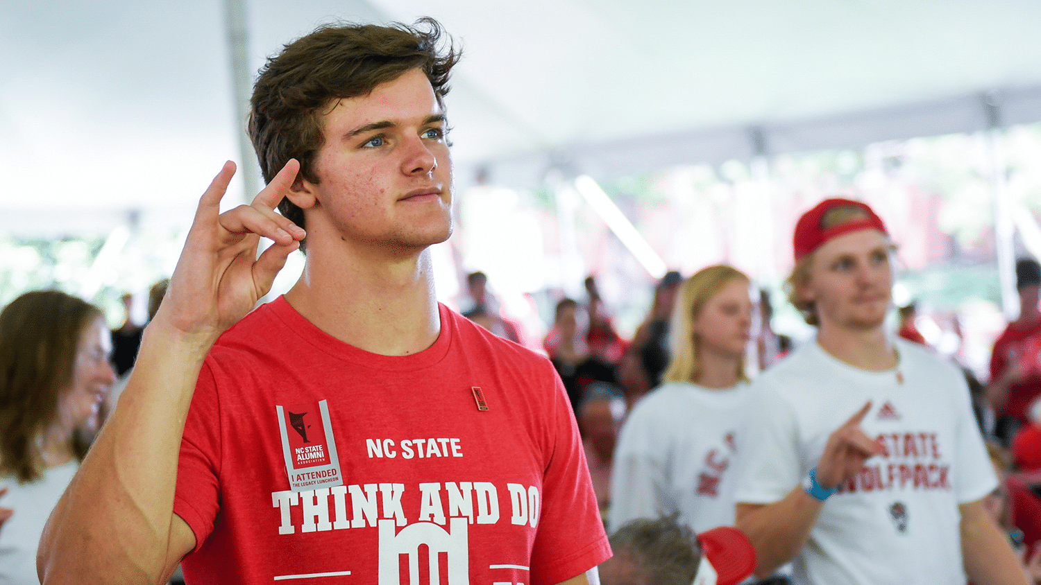 学生们举起狼手。