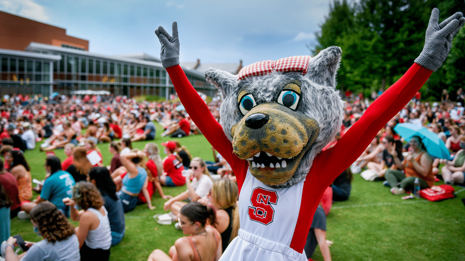 伍夫女士在大会上与狼手合影。