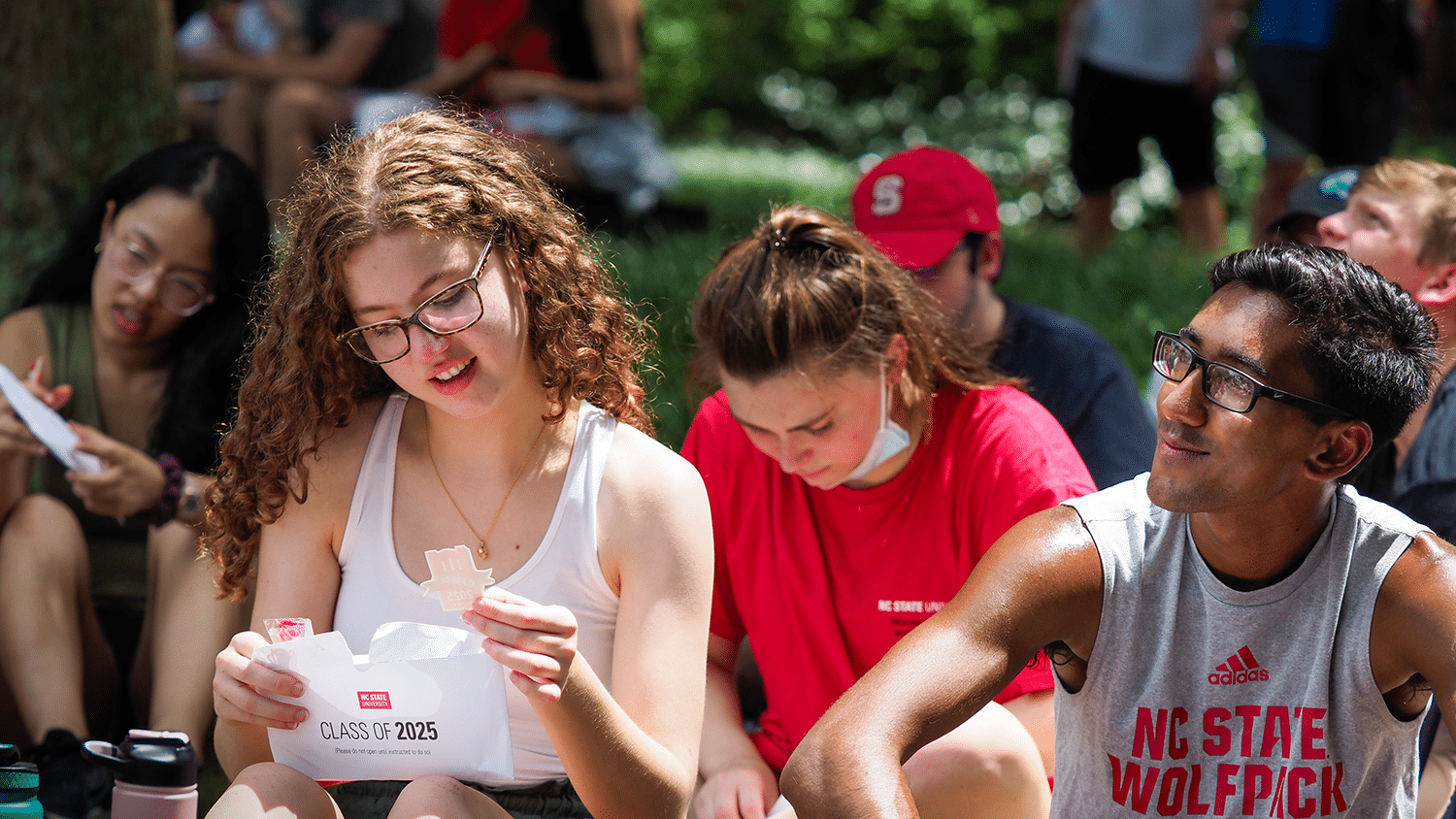 北卡罗来纳州法院的学生在北卡罗来纳州开放的信封在召开期间标志着“2025年”。