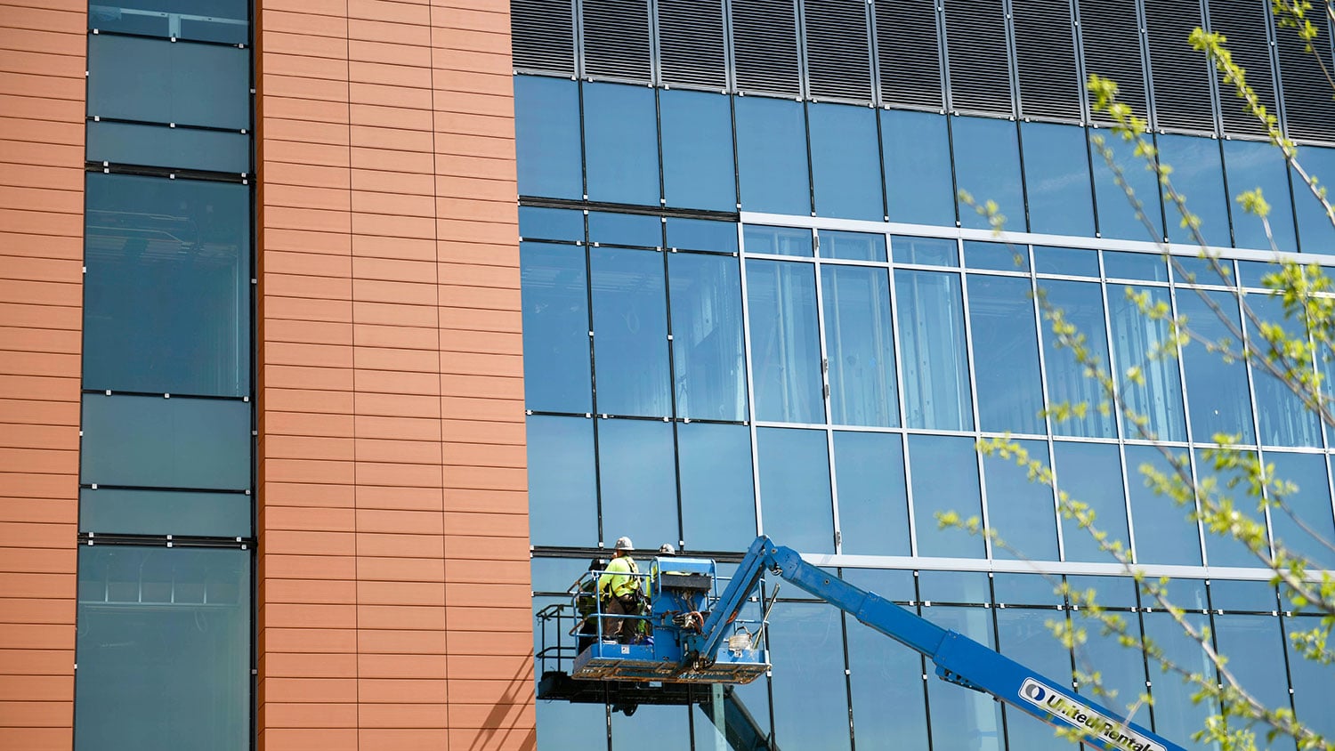 建筑工人在电梯里