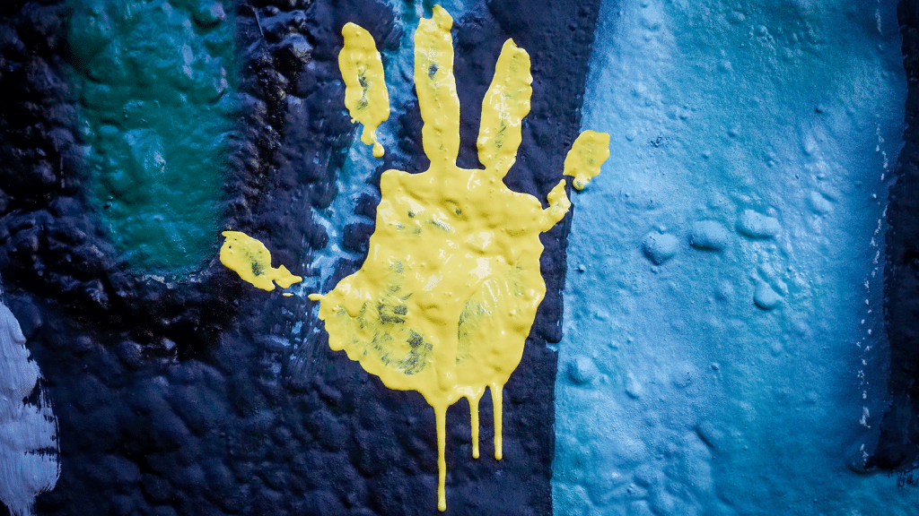 尊重包壁画上的黄色手印。