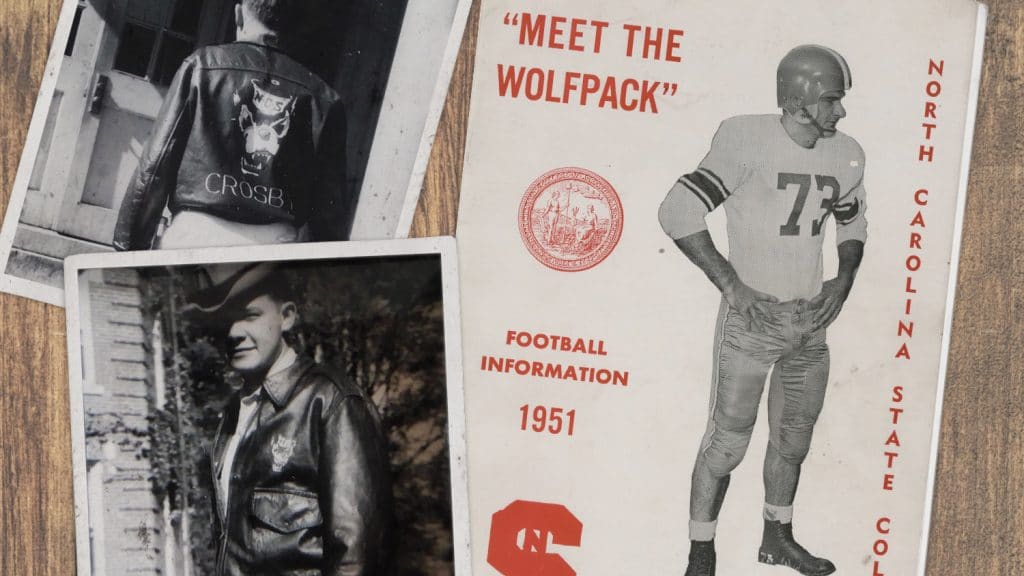 一个平坦的形象显示了一个穿着狼人皮夹克的男子的两个黑白快照，以及一本宣传册“遇见沃尔夫包。足球信息。1951年。”
