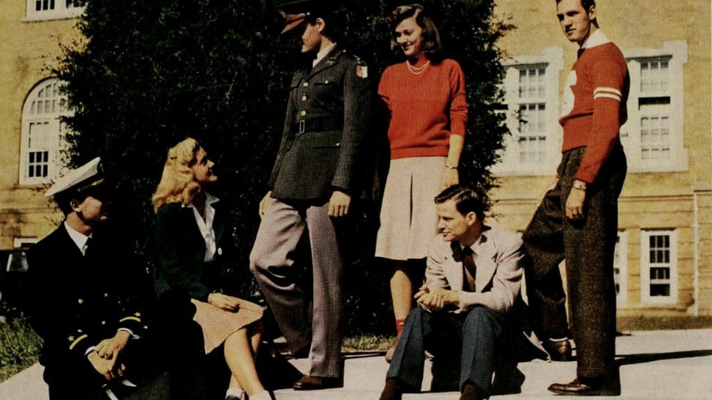 20世纪40年代，北卡州立大学的学生们在校园里摆姿势合影留念。
