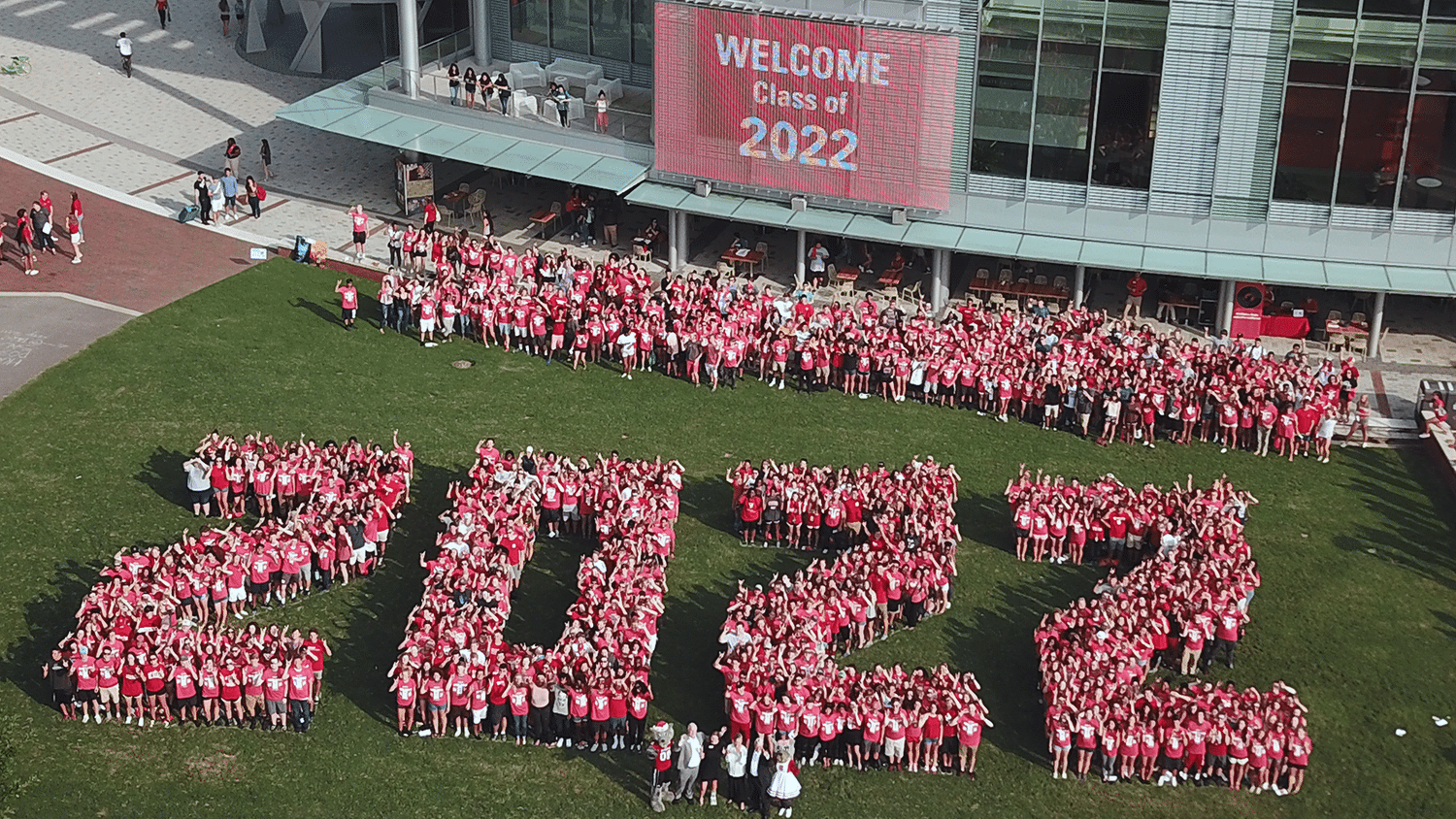 一张来自2022届学生的航拍照片，在斯塔福德公地形成了“2022”的形状。