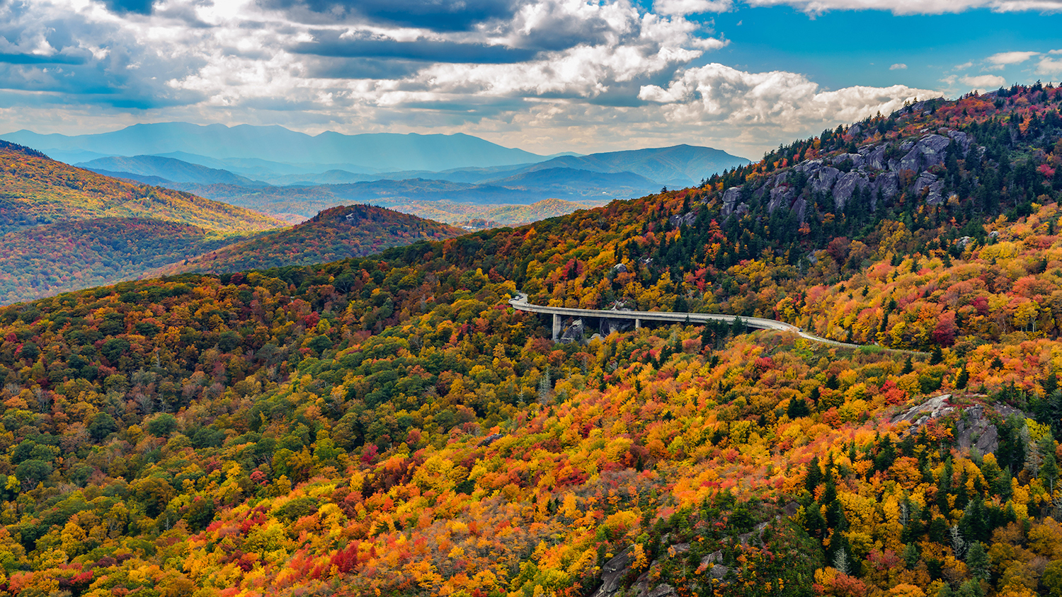 蓝色山脊大道国家公园日出风景山秋天风景