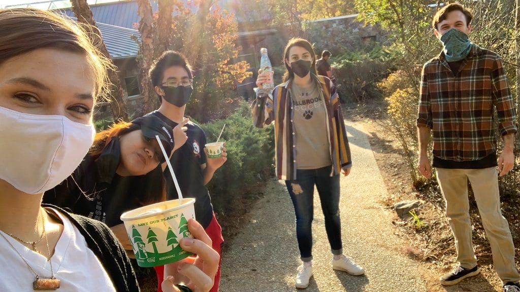 五名学生的集体自拍