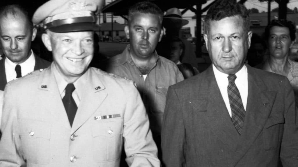 Gen.Dwight D. Eisenhower和总理John William Harrels在1947年的农场和家庭周。