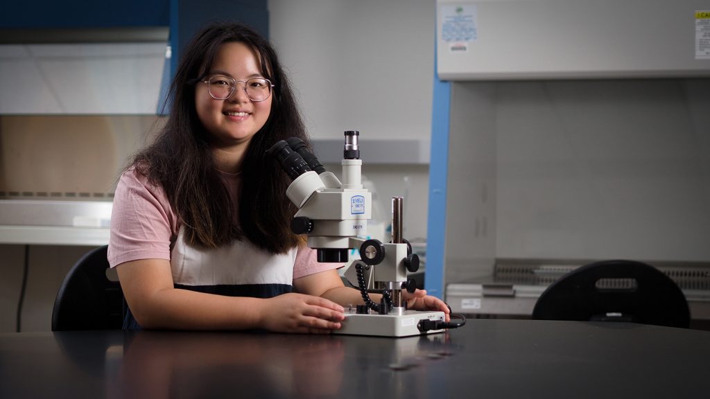 凯尔西·考克斯在校园里的实验室里。