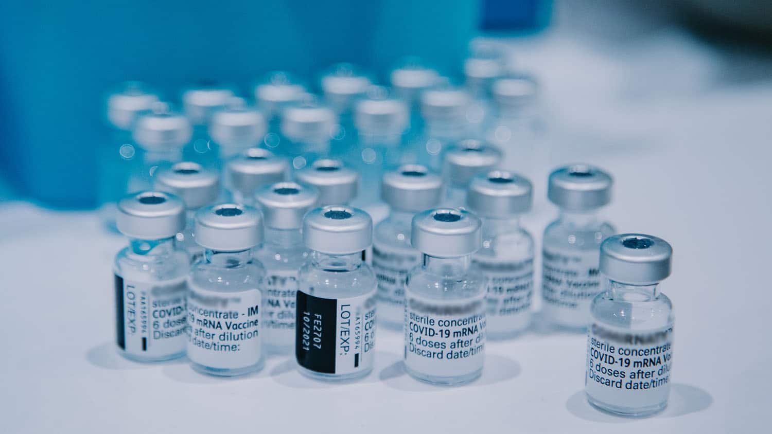 白色柜台上摆放着一堆新冠疫苗瓶