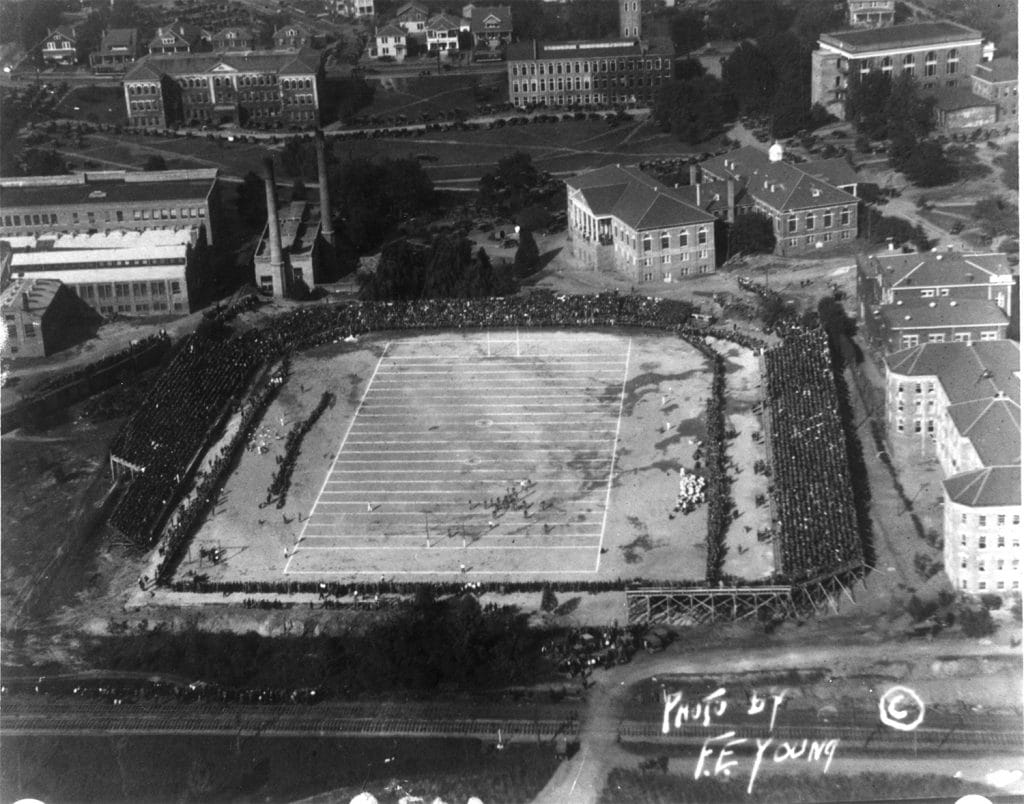 空中拍摄的北卡罗来纳州vs UNC-CH足球比赛在里迪克体育场，1925年左右。