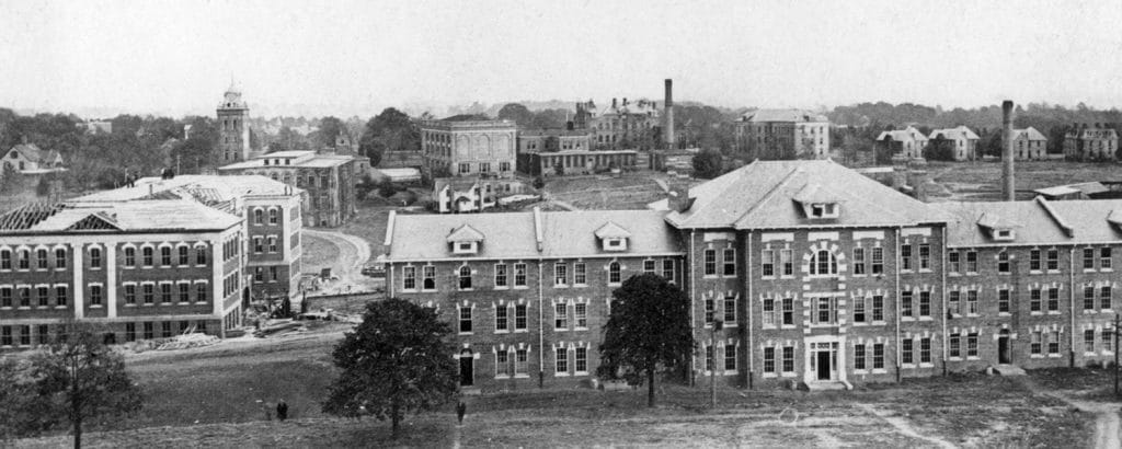 这是一张20世纪初拍摄的校园黑白航拍照片。