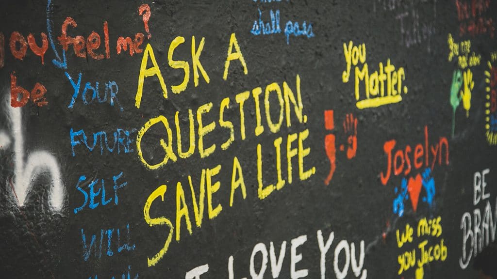 自由表达隧道的一面墙上画着“问一个问题，拯救一条生命”;“你重要”;和“我爱你”。