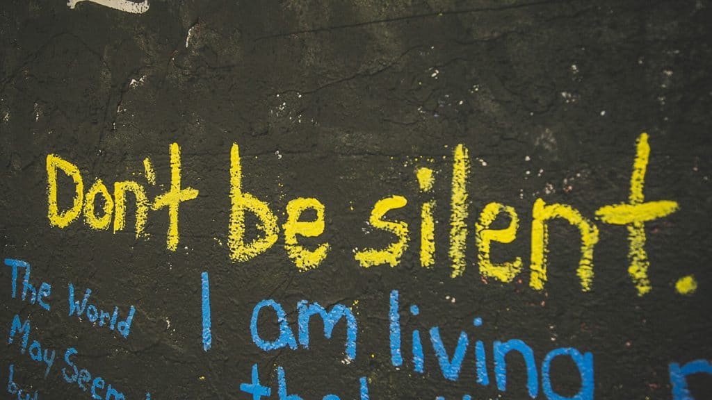 自由表达隧道的一面墙上画着“不要沉默”和“我还活着”