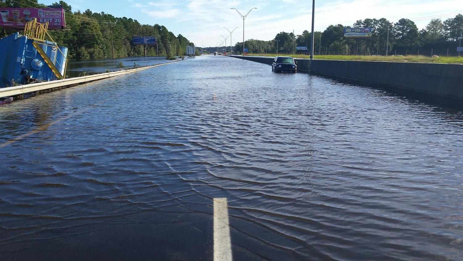 一条双车道公路消失在洪水中