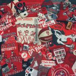 一个平面图像充满了各种狼包主题的物品。