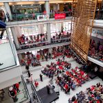 一名学生看着校长兰迪·伍德森发表秋季演讲。