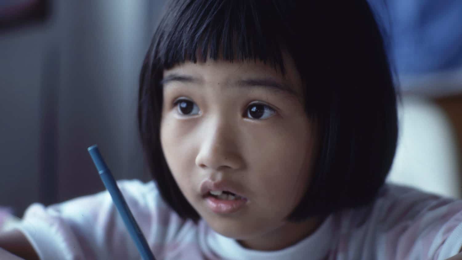桌子上的学校老年的孩子，望着嘴巴张开
