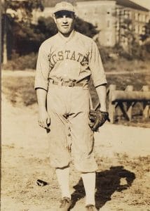 柏林斯基穿着棒球衫。