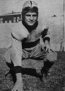 艾迪·伯林斯基在新泽西的橄榄球场上摆姿势。