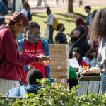 四个学生在玩层层叠。