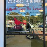 希尔斯伯勒街(Hillsborough)一家店铺的窗户被涂上了庆祝红白周(Red and White Week)的颜料。