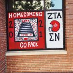 希尔斯伯勒街(Hillsborough)一家店铺的窗户被涂上了庆祝红白周(Red and White Week)的颜料。