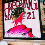 希尔斯伯勒街(Hillsborough)一家店铺的窗户被涂上了庆祝红白周(Red and White Week)的颜料。