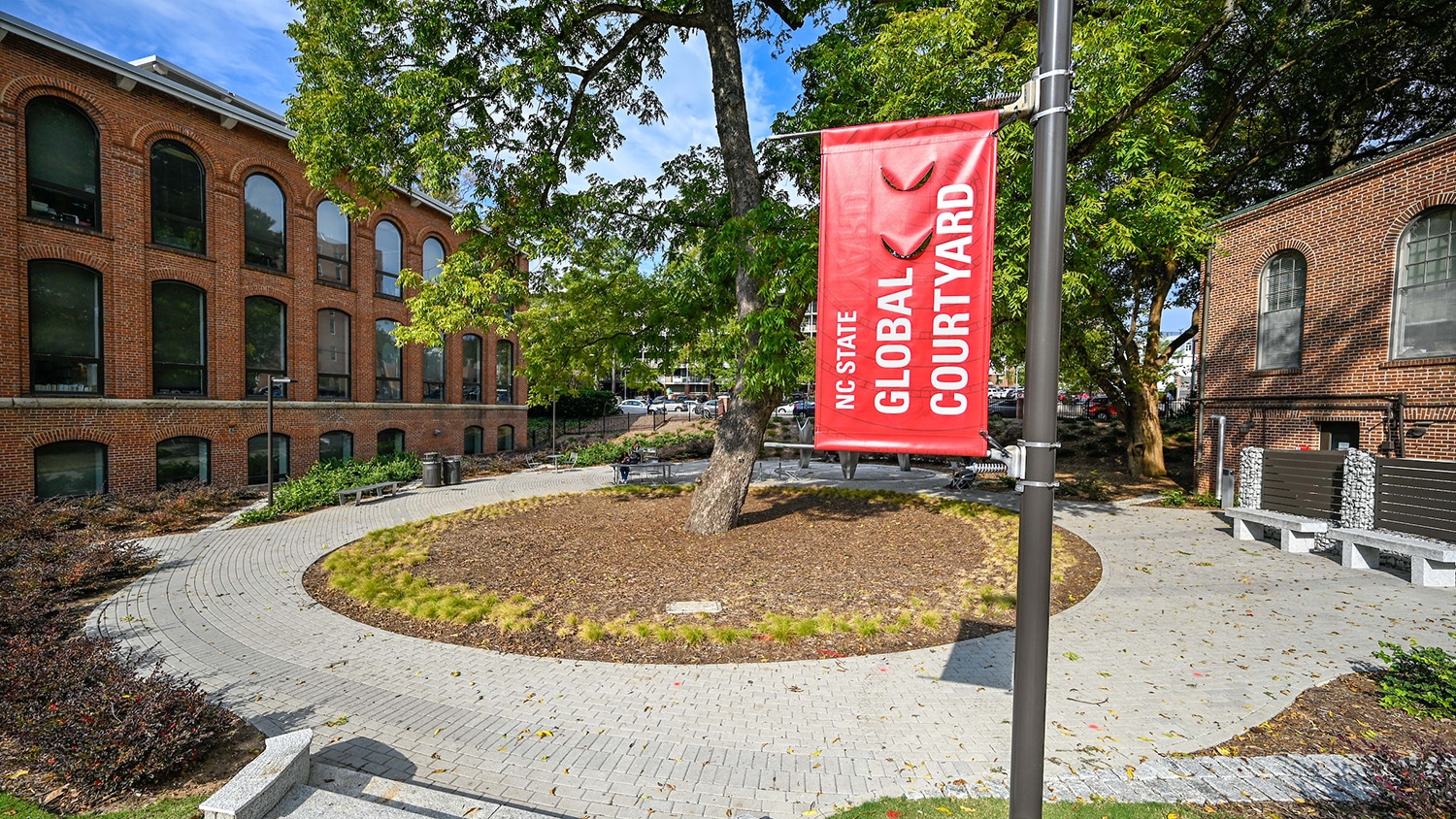 一面红旗标志着校园里的全球大院。