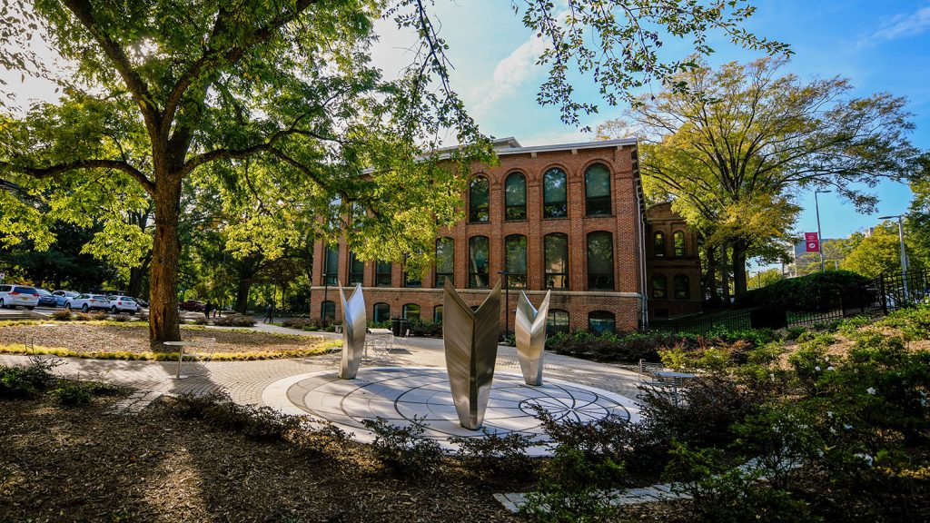 三件“飞翔之梦”的银质雕塑矗立在校园内的环球大院。
