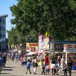 北卡罗来纳州博览会上的人群。