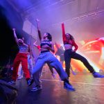 一群NC州立学生表演舞蹈程序。