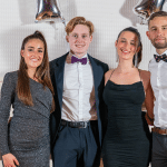 在红白舞会上，学生们身着正式服装摆造型。