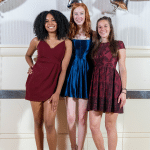 在红白舞会上，学生们身着正式服装摆造型。