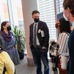 研究研讨会期间的学生和教师谈话。