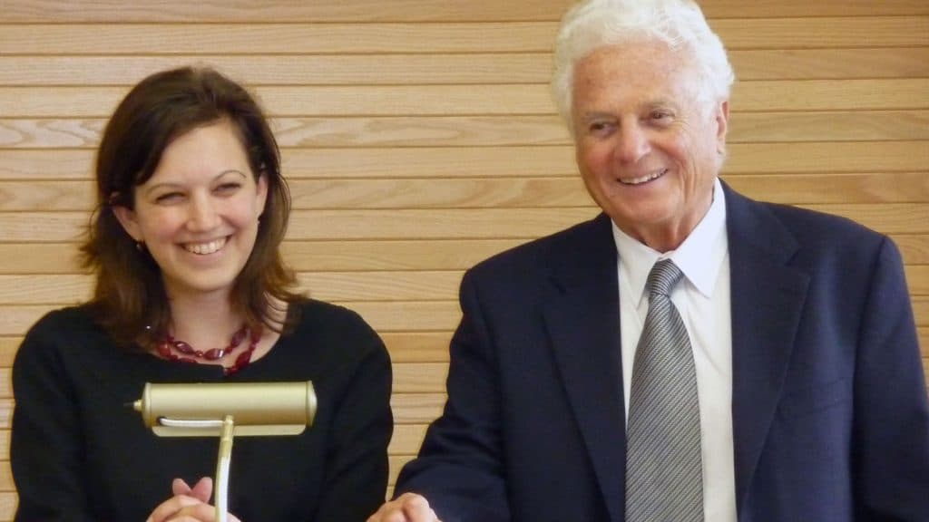 公园奖学金主任伊娃·福赫特站在公园基金会的迪克·罗伯旁边。